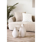 Deux tables d’appoint rondes en métal émaillé beige sable, Ø36 x H40 cm
