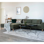 Canapé sectionnel vert olive avec coussins décoratifs
