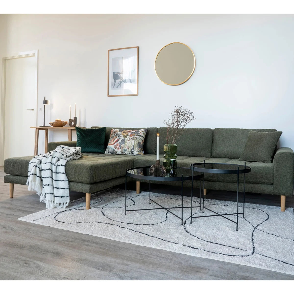 Canapé sectionnel vert olive avec coussins décoratifs