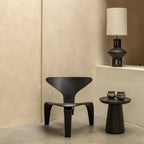 Chaise minimaliste noire avec design sculptural et finition mate lisse