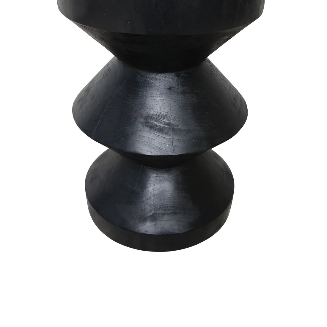 Table d’appoint en teck noir sculpté forme sablier H45 cm