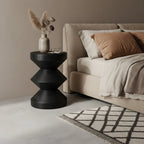 Table d’appoint en teck noir forme sablier sculptée, H45 cm