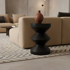 Table d’appoint en teck noir forme sablier sculptée, H45 cm
