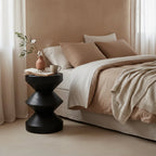 Table d’appoint en teck noir forme sablier sculptée, H45 cm