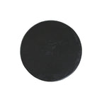 Palet de hockey noir lisse et usé sur table d’appoint en teck noir forme sablier H45 cm