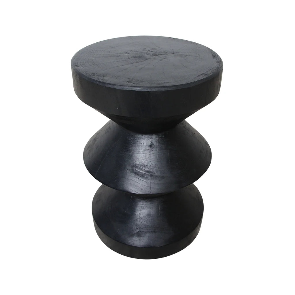 Table d’appoint en teck noir mat sculpté forme sablier H45 cm