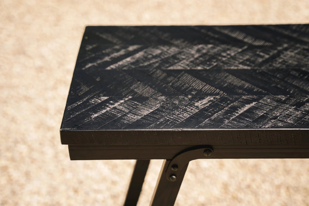 Table haute rectangulaire en teck motif chevron et métal noir – 140x60 cm