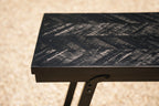 Table haute rectangulaire en teck motif chevron et métal noir – 140x60 cm
