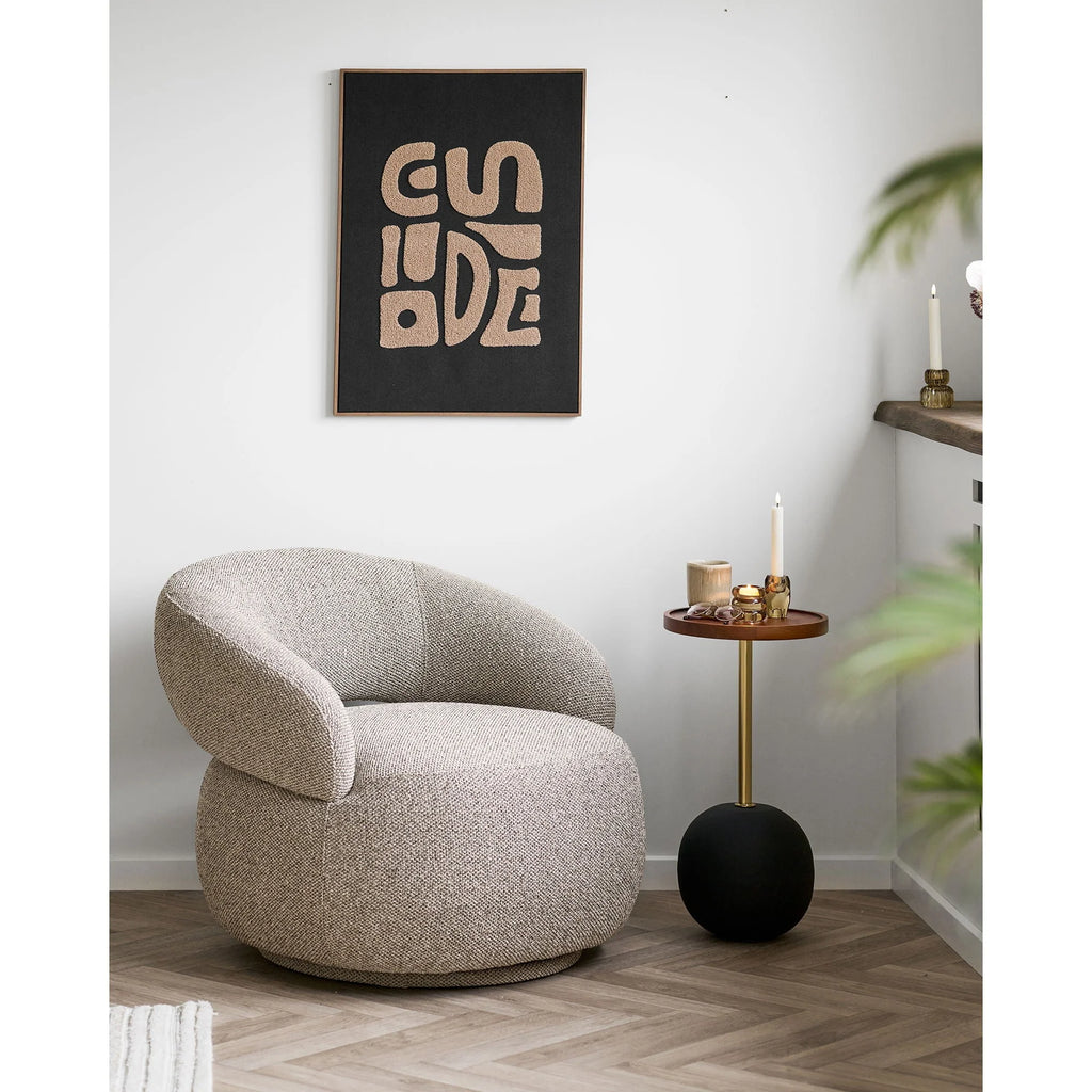 Fauteuil en tissu beige texturé, design arrondi moelleux et organique