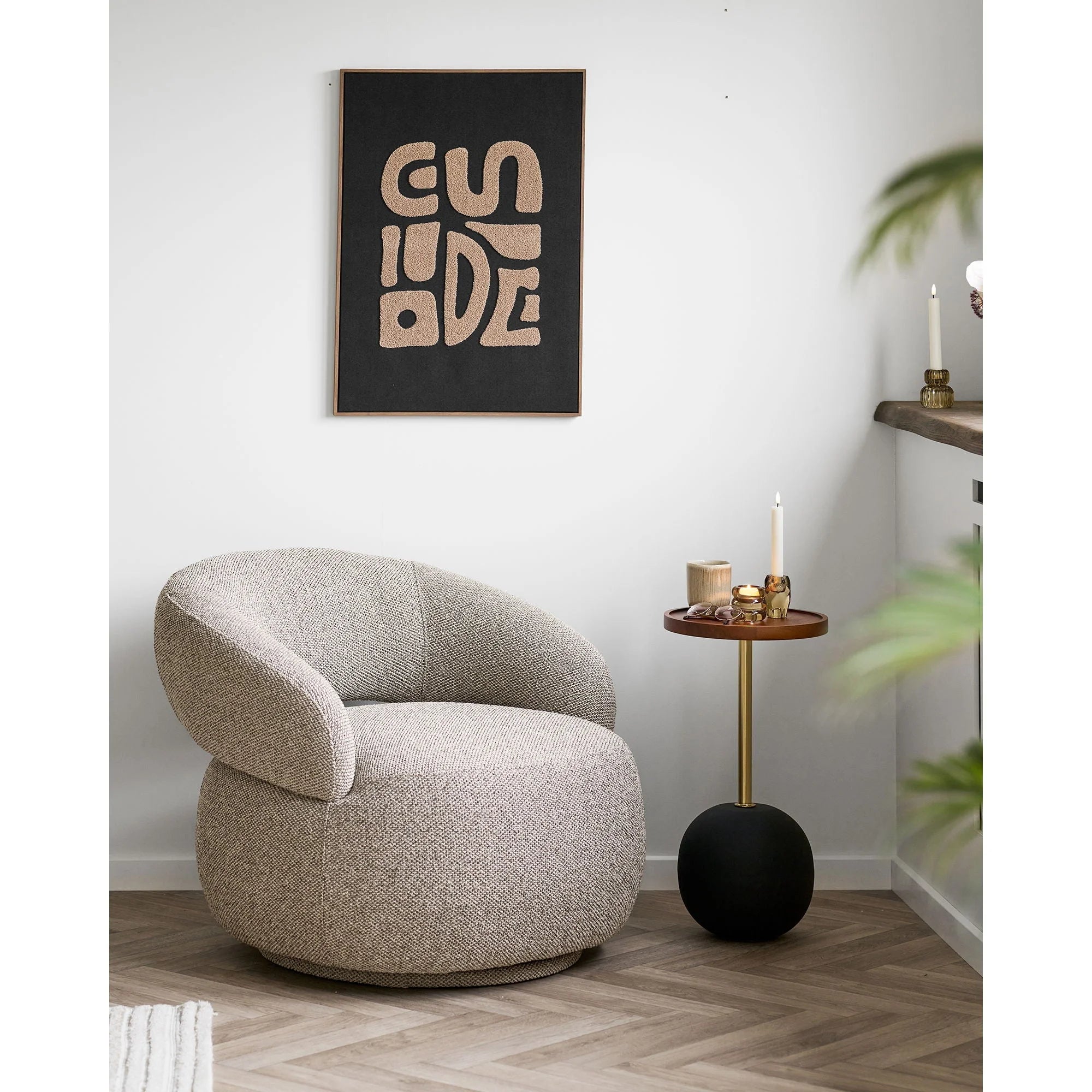 Fauteuil en tissu beige texturé, design arrondi moelleux et organique