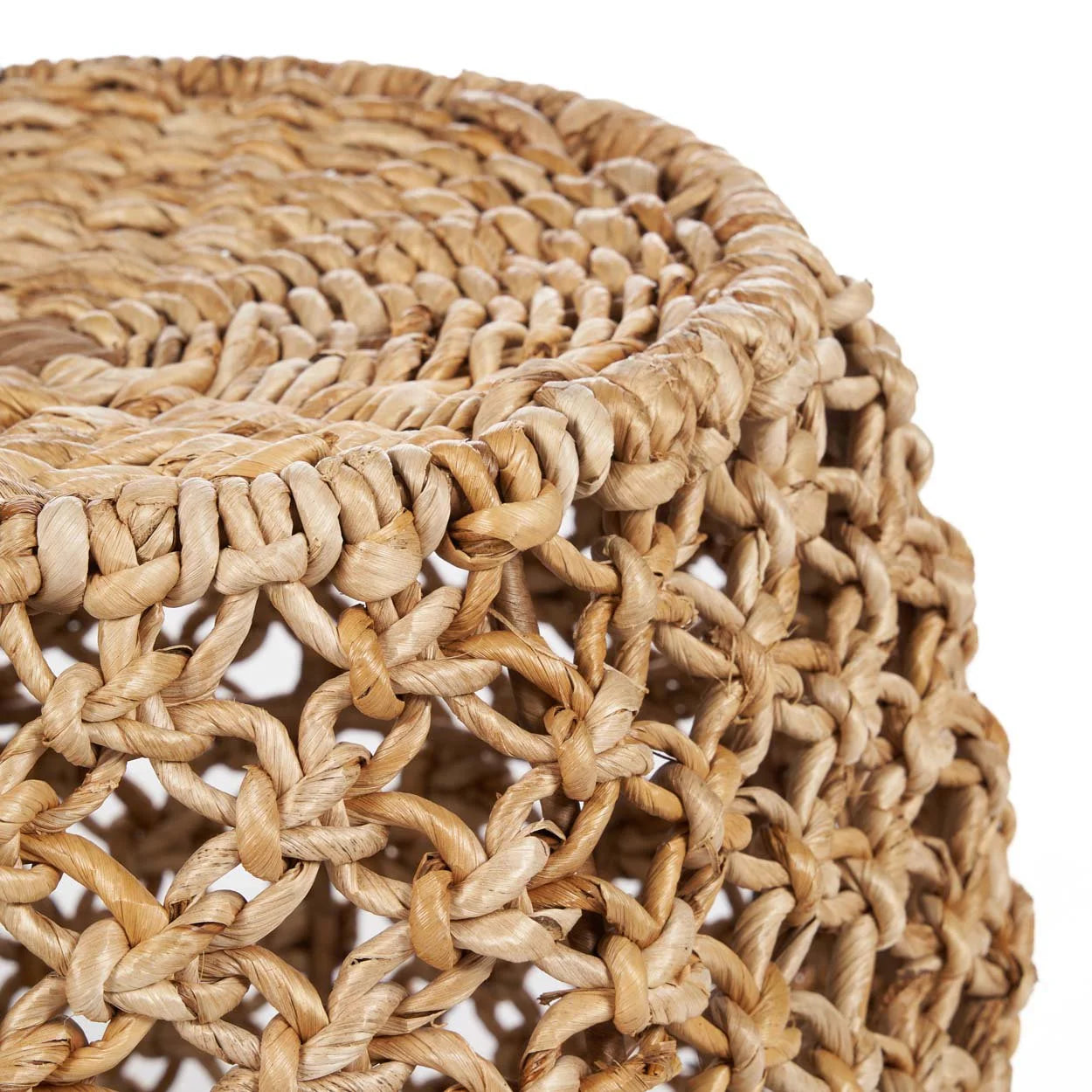 Trois tabourets cylindriques en feuilles de bananier tressées naturel ajouré Ø49 cm