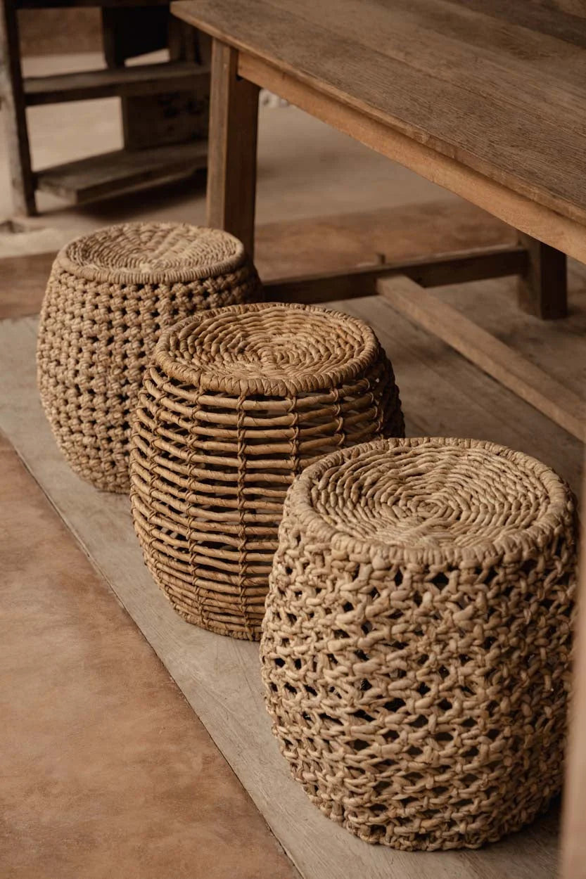 Trois tabourets cylindriques en fibres naturelles tressées beige Ø48 cm