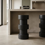 Tabouret en teck noir colonne mat H65 cm empilé design minimaliste