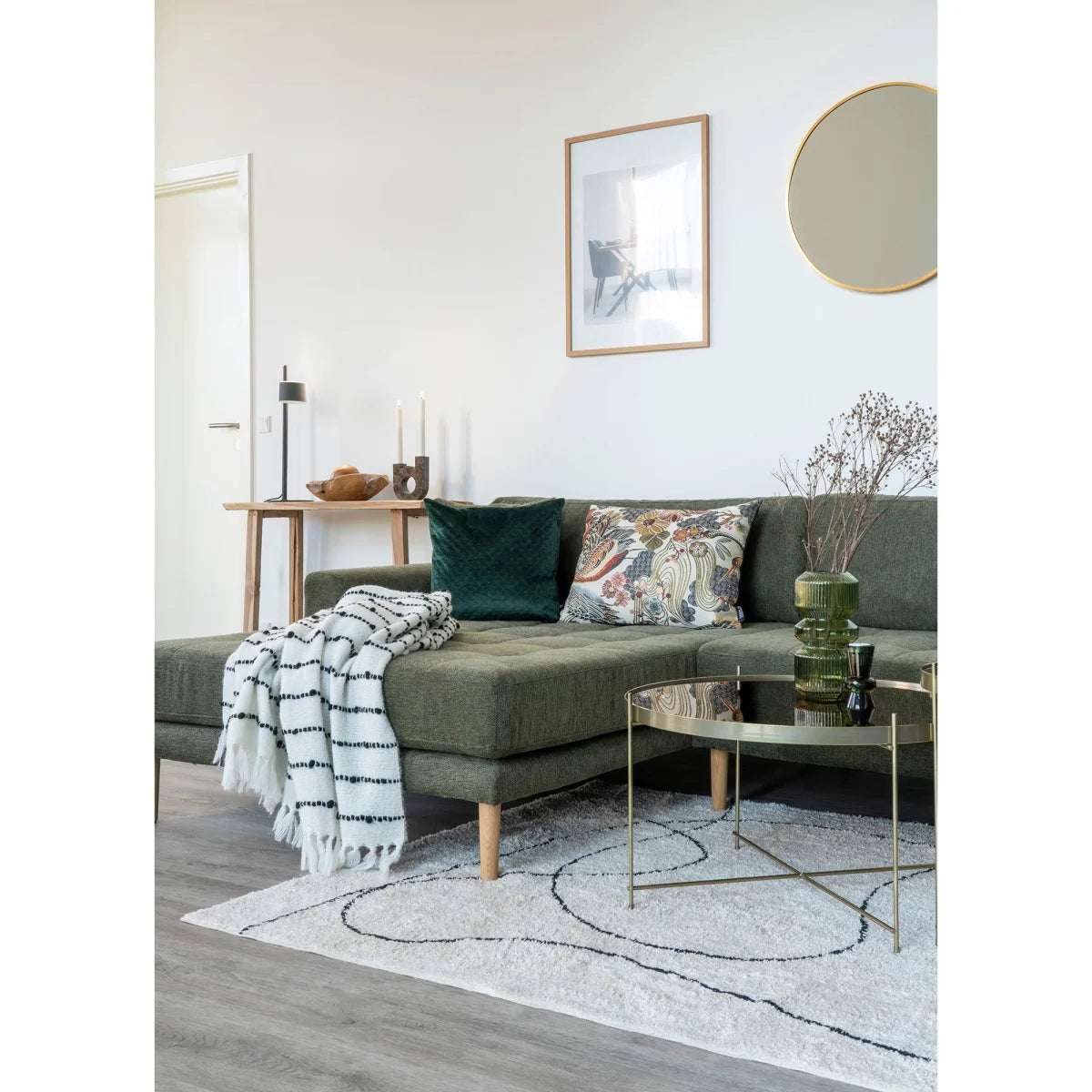 Canapé sectionnel velours vert olive, pieds bois et coussins décoratifs