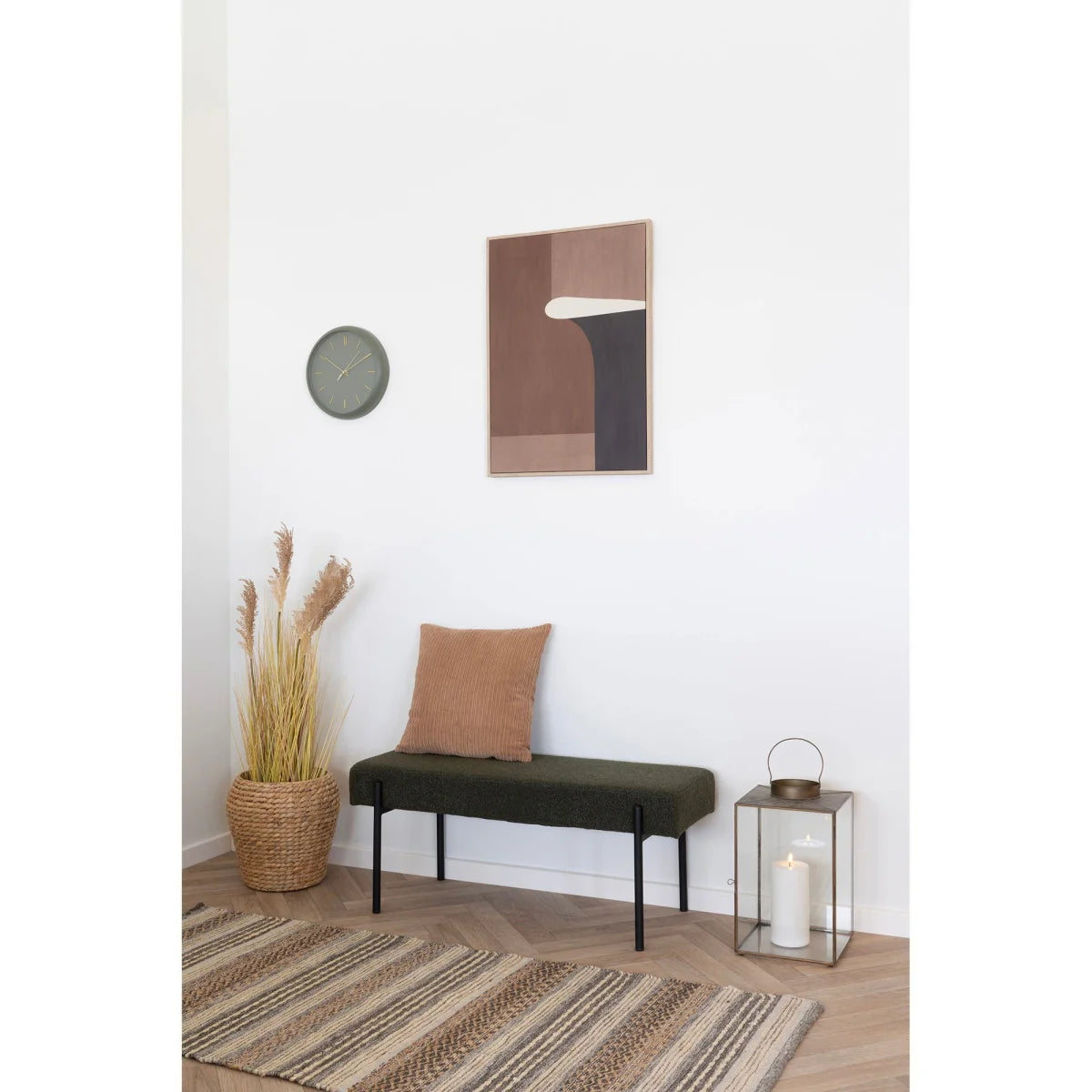 Banc en velours vert foncé, pieds en métal noir et coussin beige