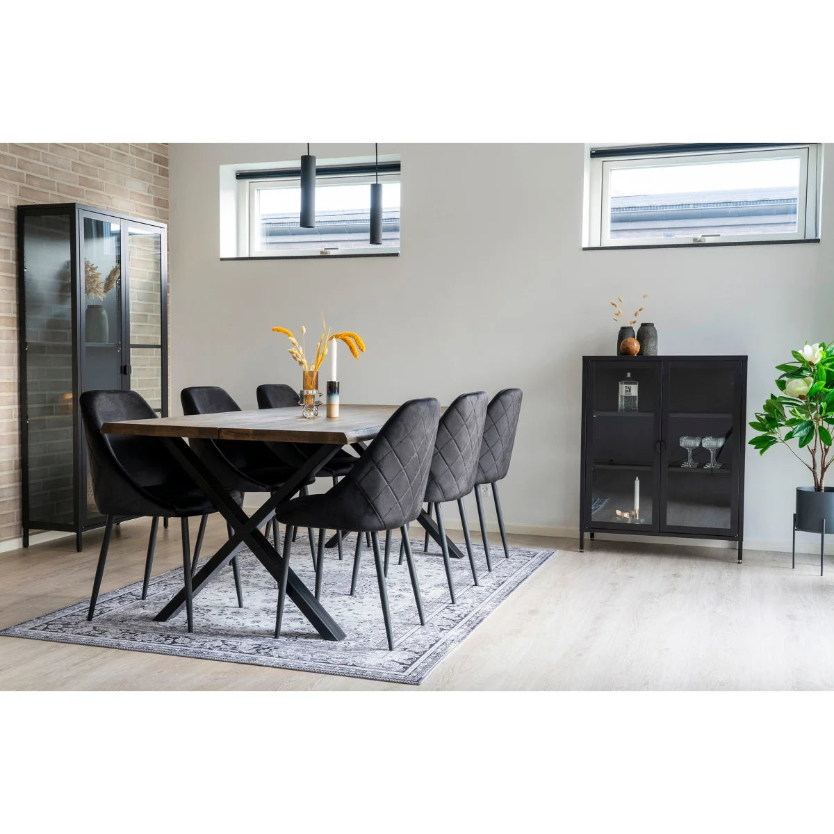 Chaises de salle à manger en velours matelassé noir à pieds métalliques élégants