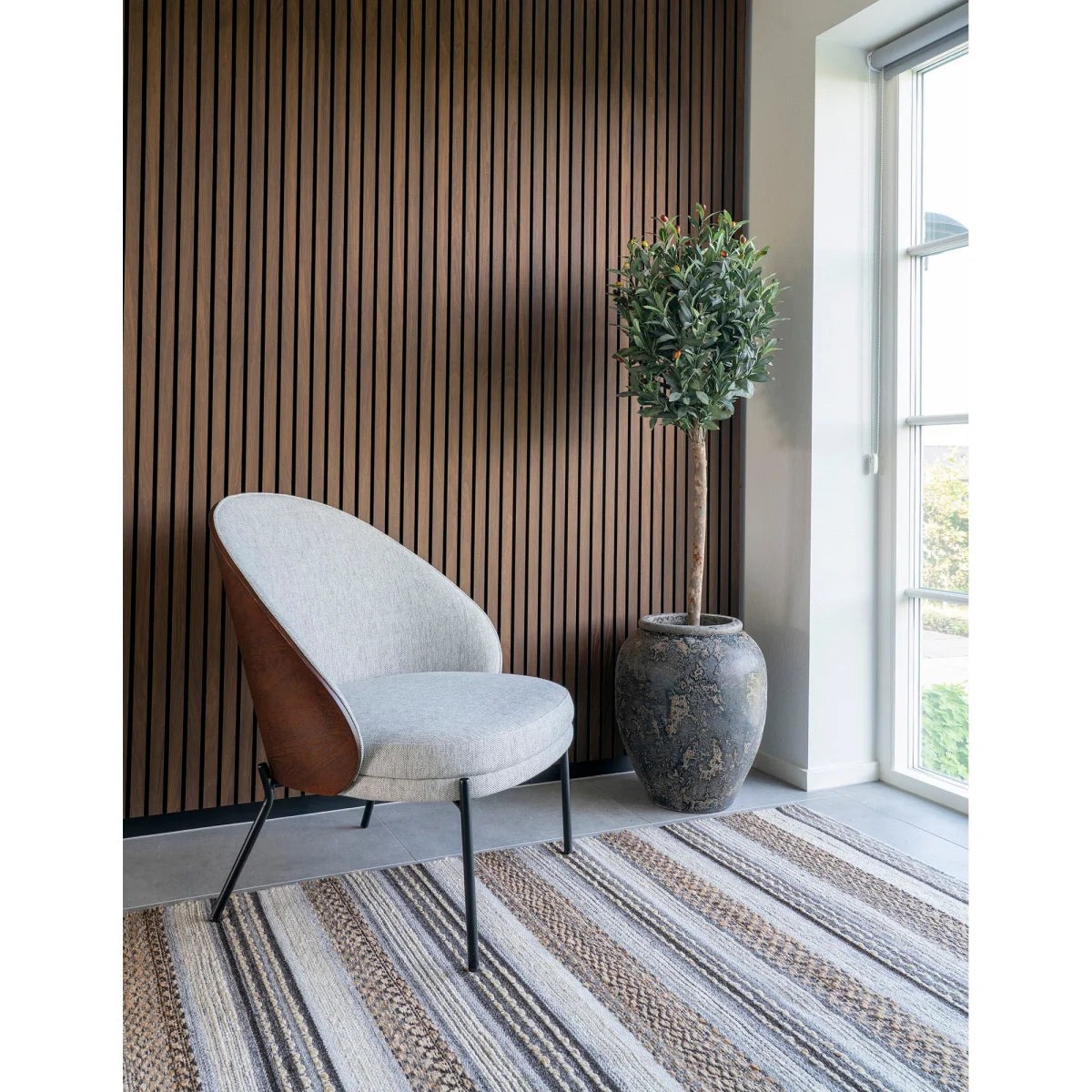 Fauteuil moderne gris clair avec panneau cuir marron et pieds métal noir