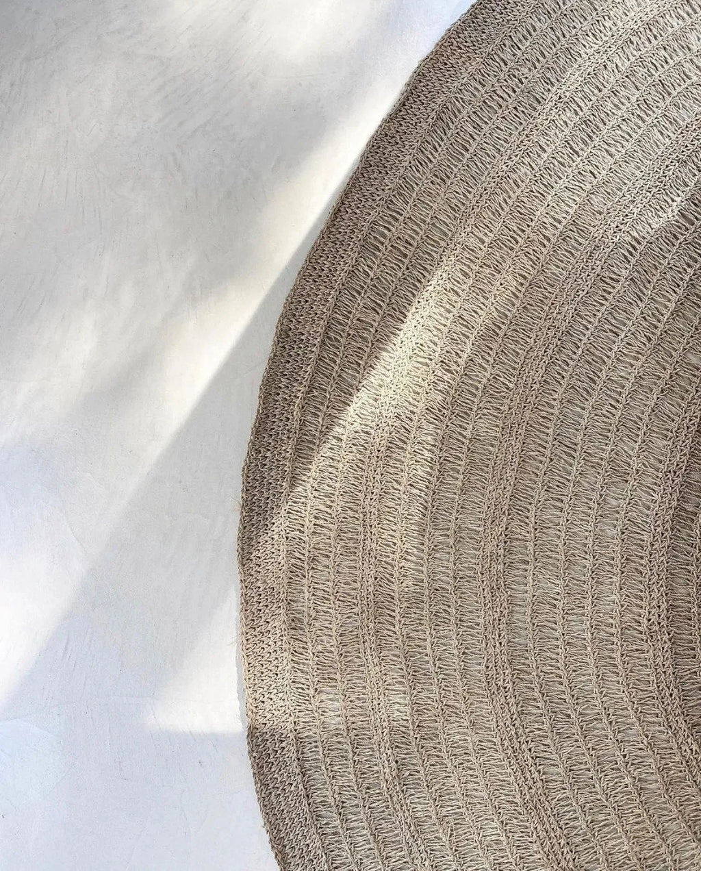 Chapeau en paille fine couleur marron clair pour le tapis rond en jonc de mer