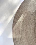 Chapeau en paille fine couleur marron clair pour le tapis rond en jonc de mer