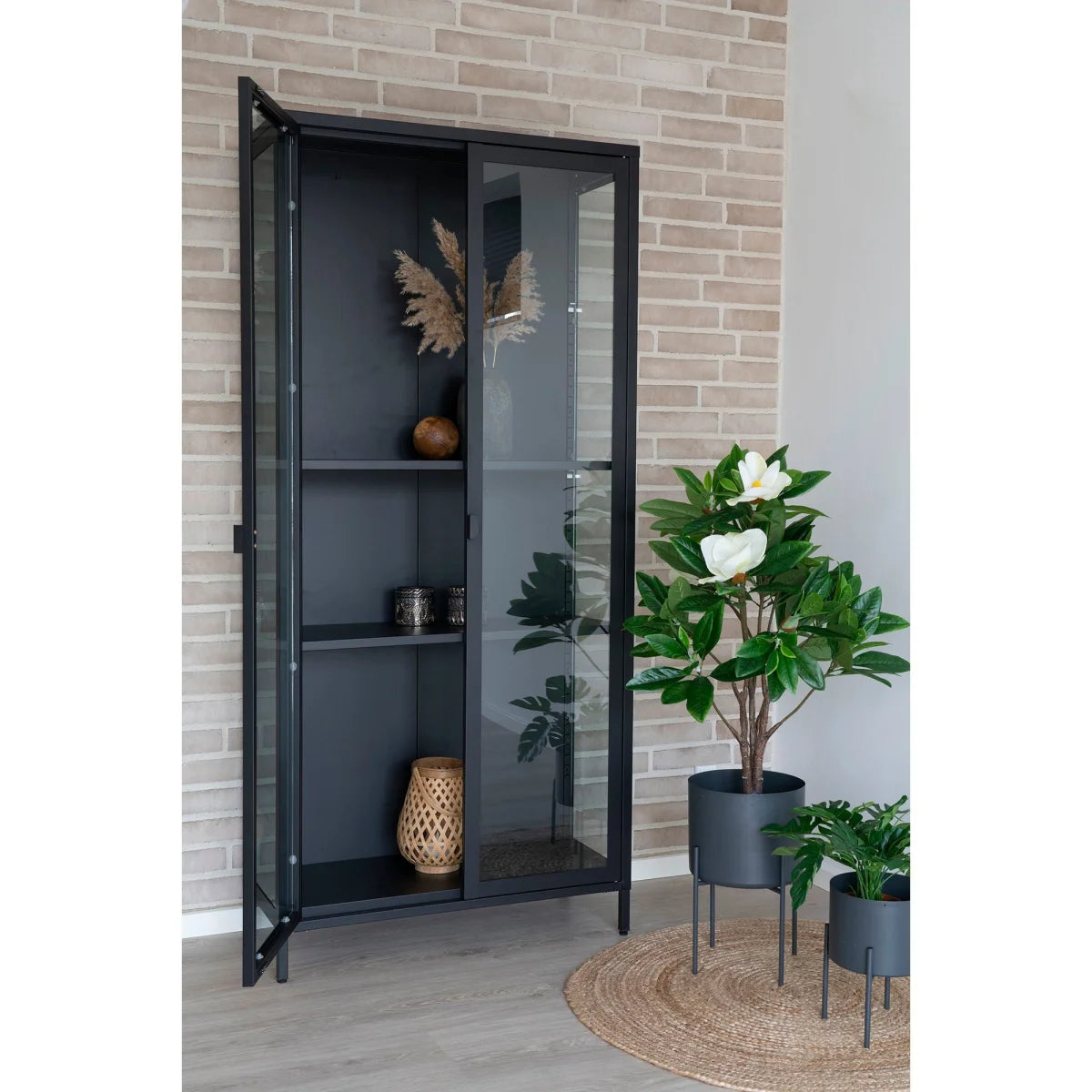 Vitrine en verre à cadre métal noir avec étagères ajustables, tapis rond en jute Ø90 cm