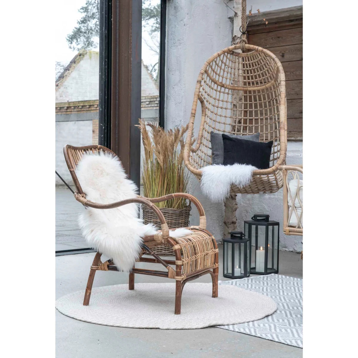 Chaise œuf suspendue en rotin tressé avec accents fourrure blanche