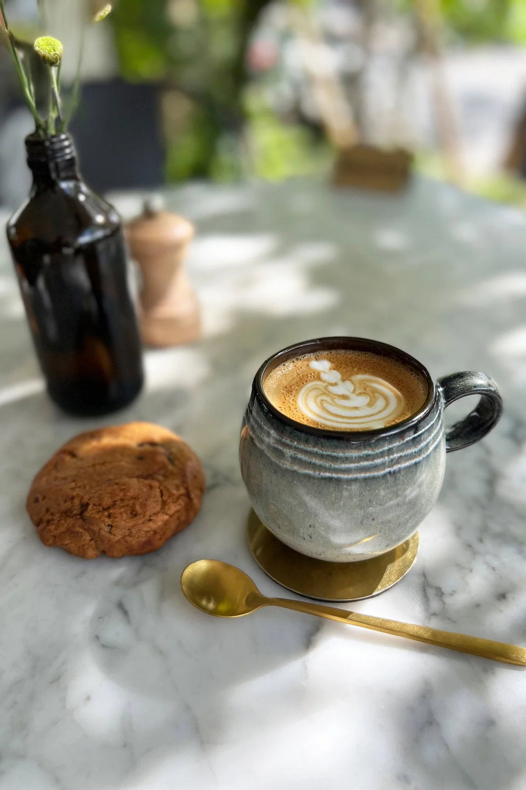 Tasse espresso en céramique artisanale vert sauge et brun du Portugal
