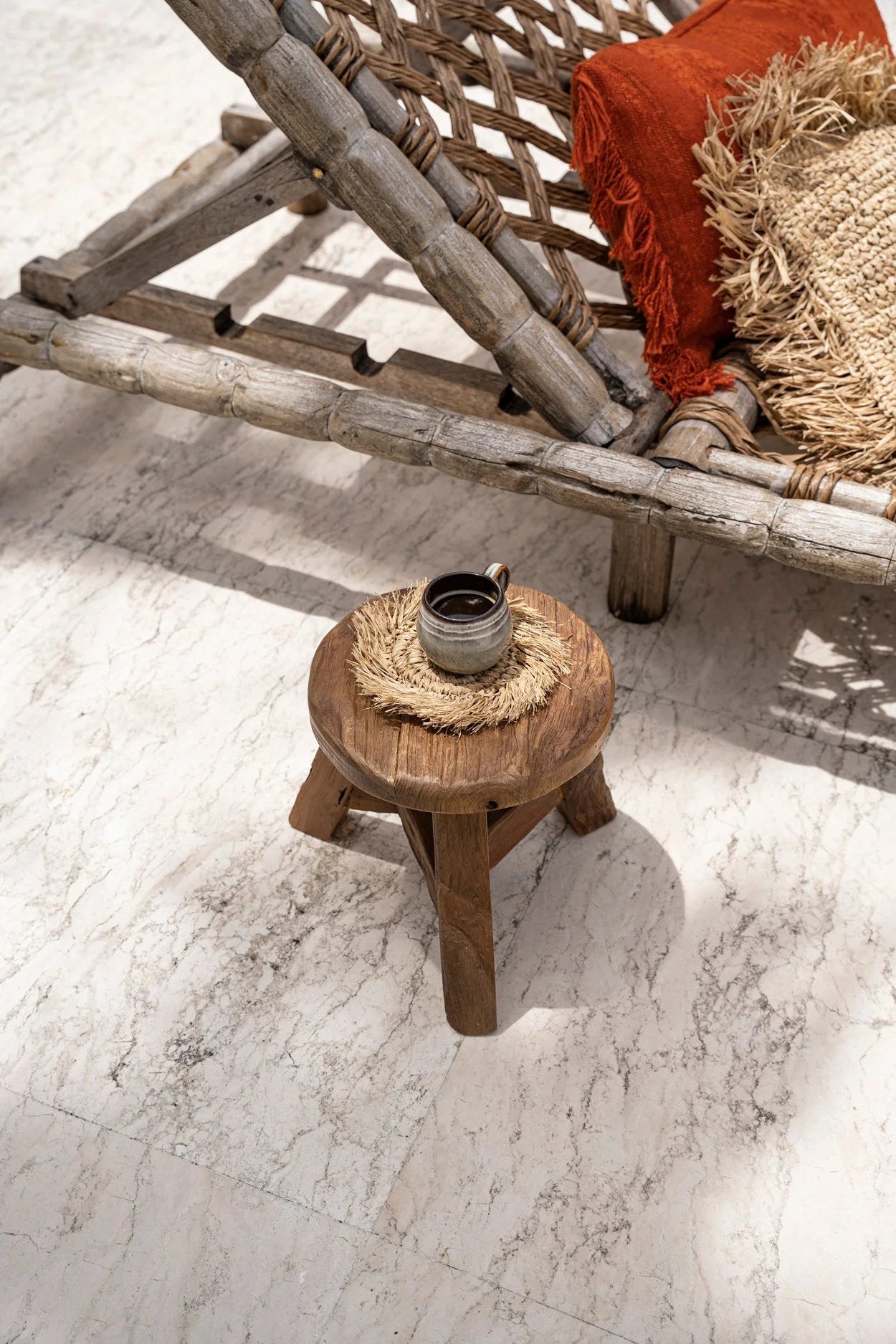Tabouret rustique en bois à trois pieds avec dessus rond patiné
