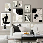 Art mural de galerie abstrait en noir et beige sur fond blanc rectangulaire