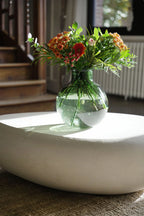 Vase arrondi en verre recyclé vert texturé H31 cm avec fleurs orange