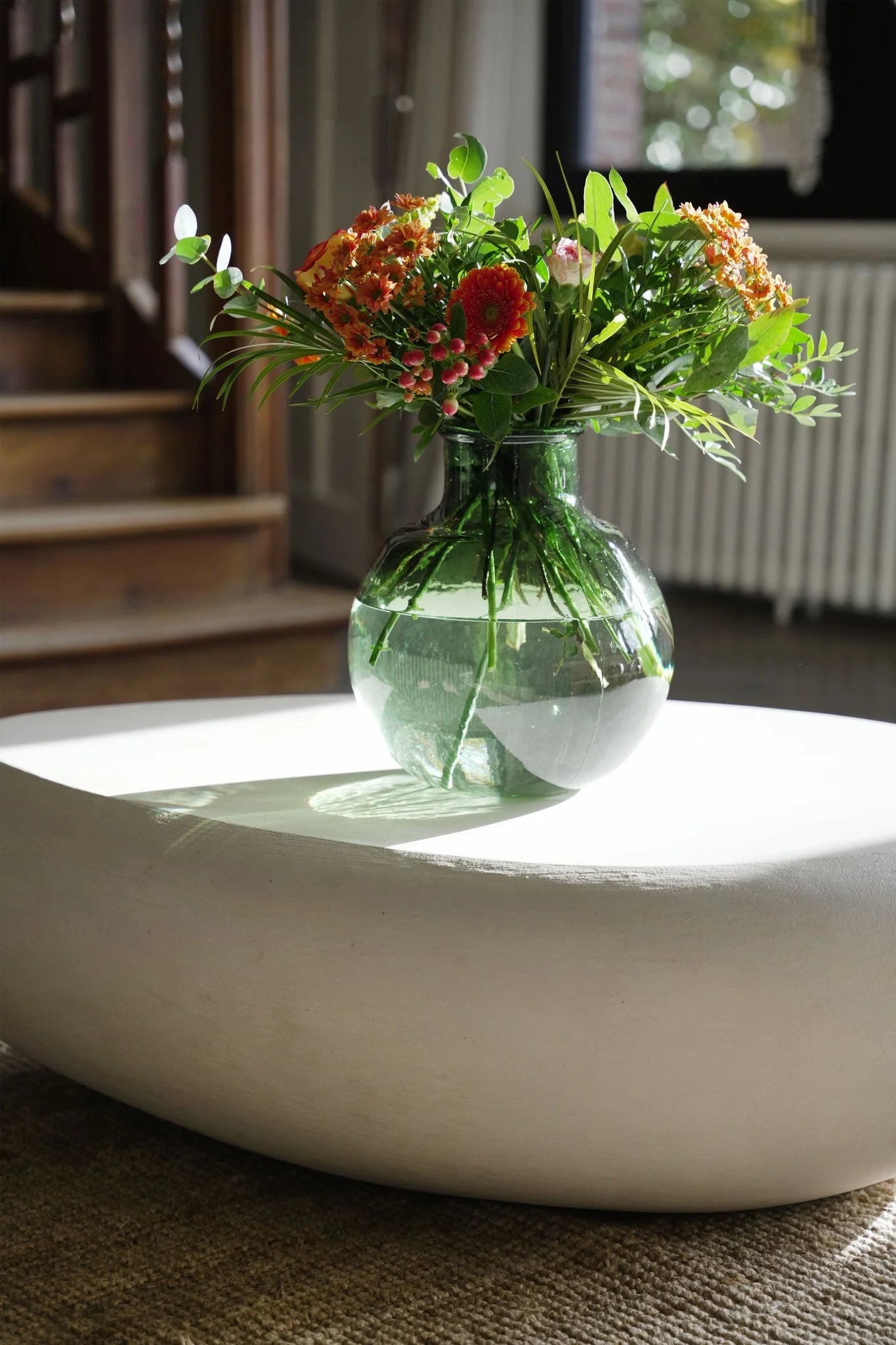 Vase arrondi en verre recyclé vert texturé H31 cm avec fleurs orange