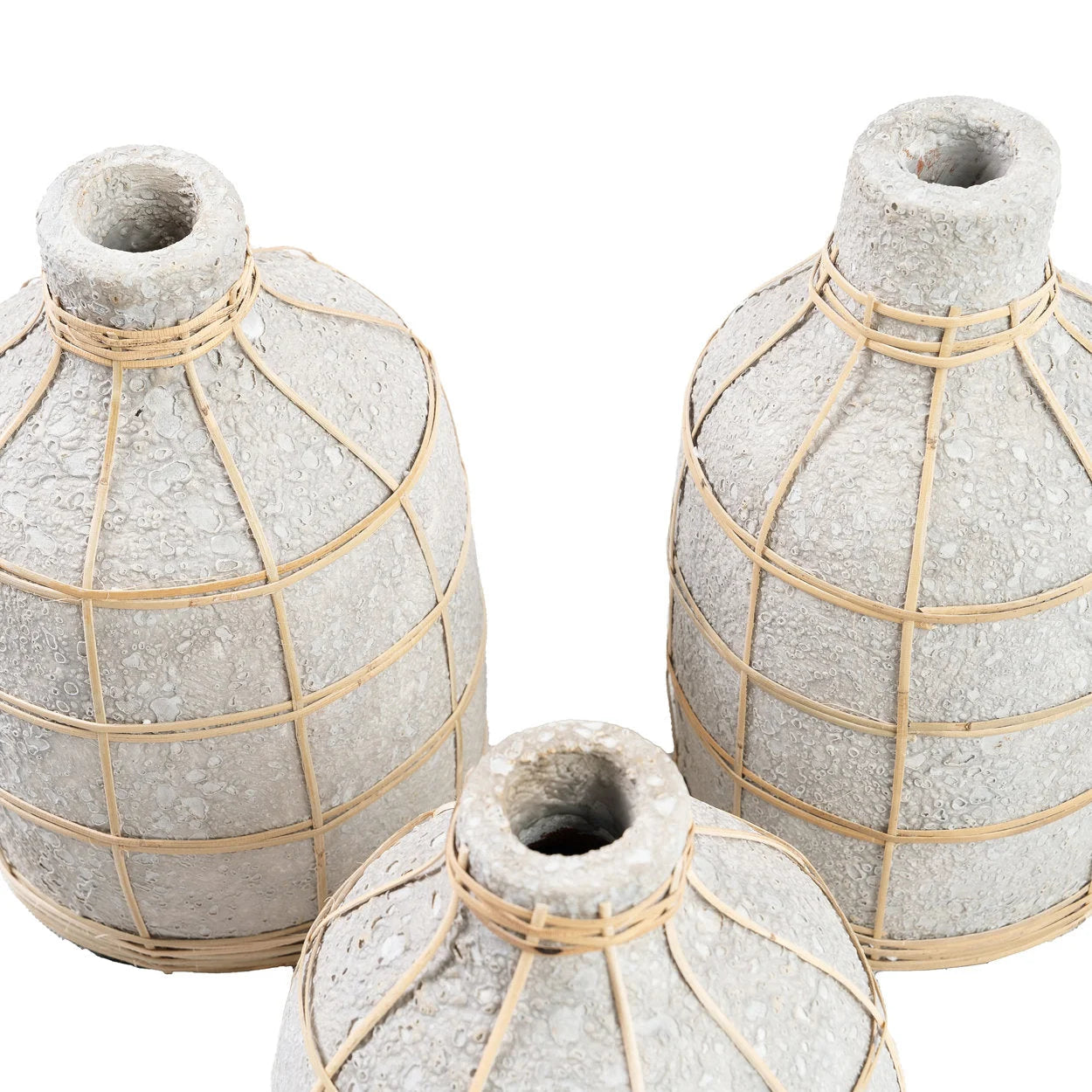 Vase en béton et rotin gris naturel courbé pour fleurs séchées – H24 cm
