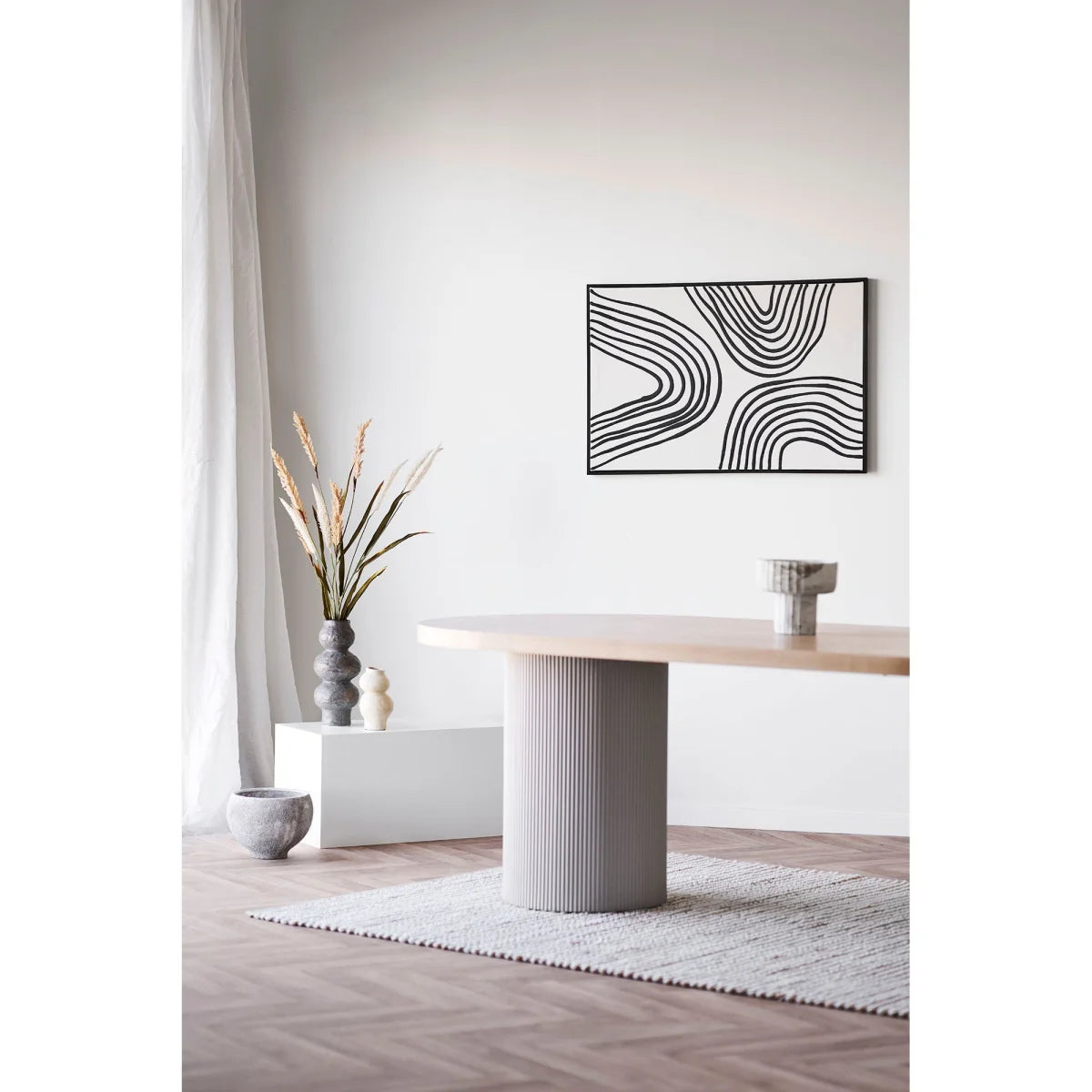 Vase en céramique craquelée crème col oblique H19,5 cm sur table grise moderne