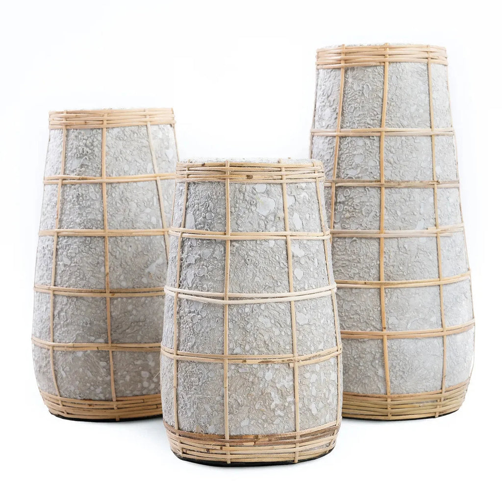 Vase conique en terre cuite et rotin béton naturel – H26 cm