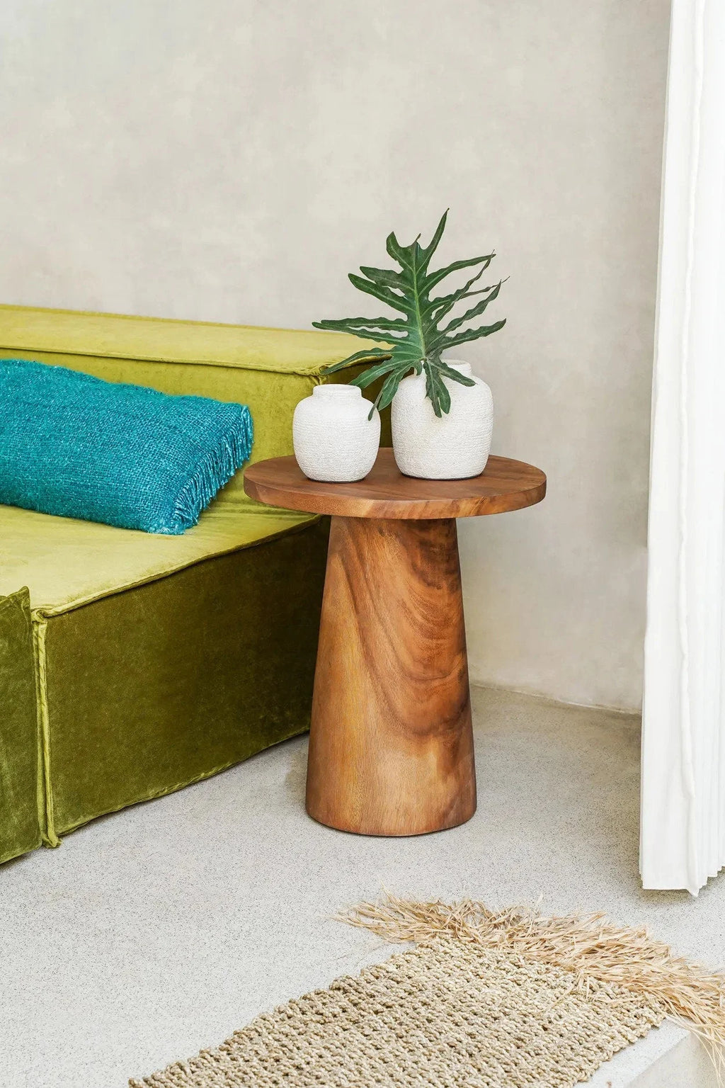 Table d’appoint en bois avec dessus rond et base conique, style moderne et naturel