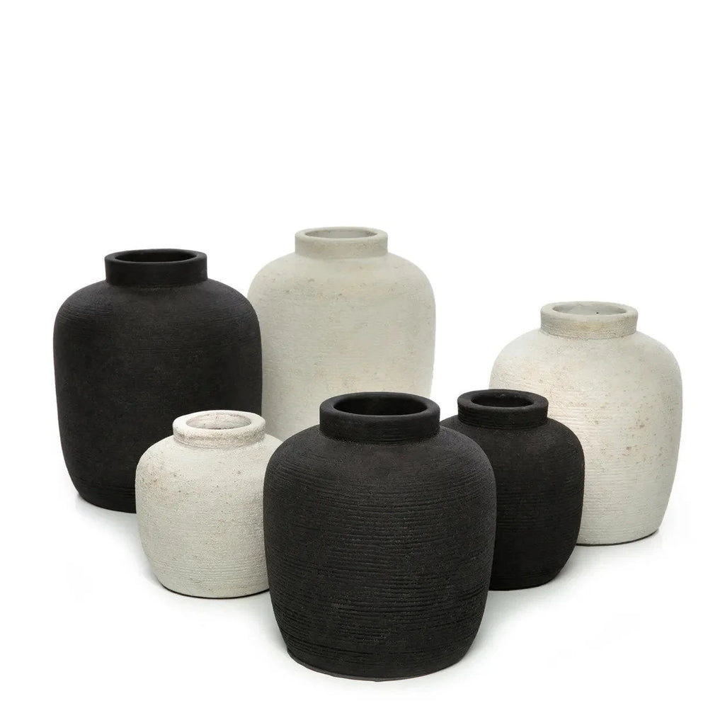 Collection de six vases en céramique noire et beige avec finition matte texturée