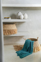 Panier en paille tressée avec bords effilochés pour la décoration intérieure