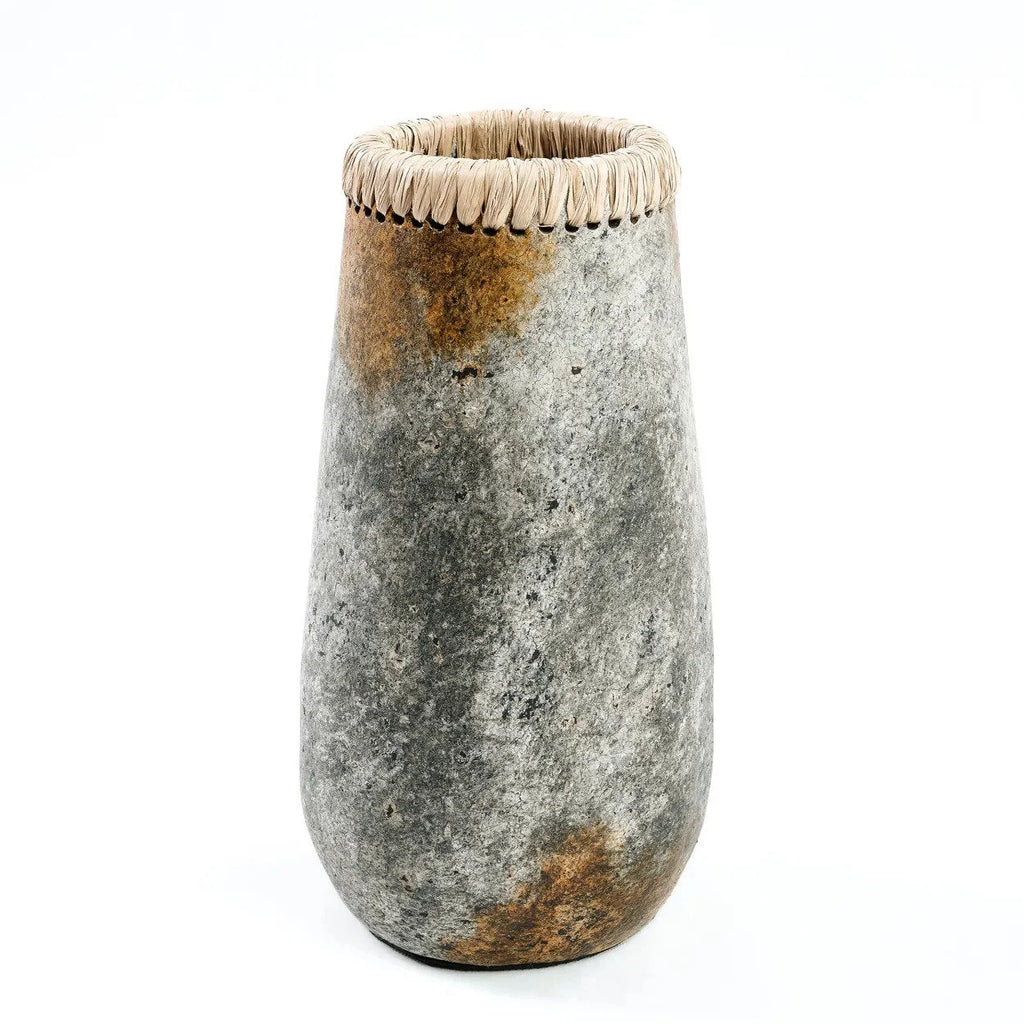 Vase cylindrique en terre cuite gris antique avec détail en raphia – H31 cm