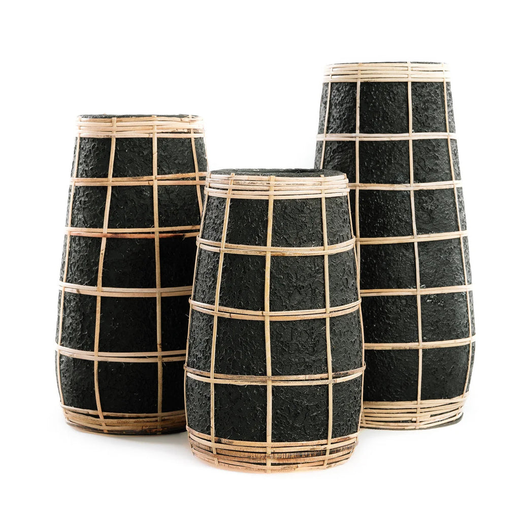 Vase cylindrique en terre cuite noir et rotin tressé – H26 cm