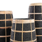 Vase cylindrique en terre cuite noir et rotin tressé – H26 cm