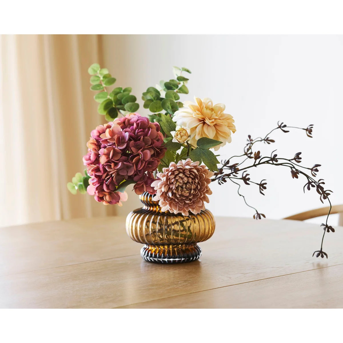 Vase en verre fumé ambré relief fluté citrouille avec bouquet fleuri rose pêche crème