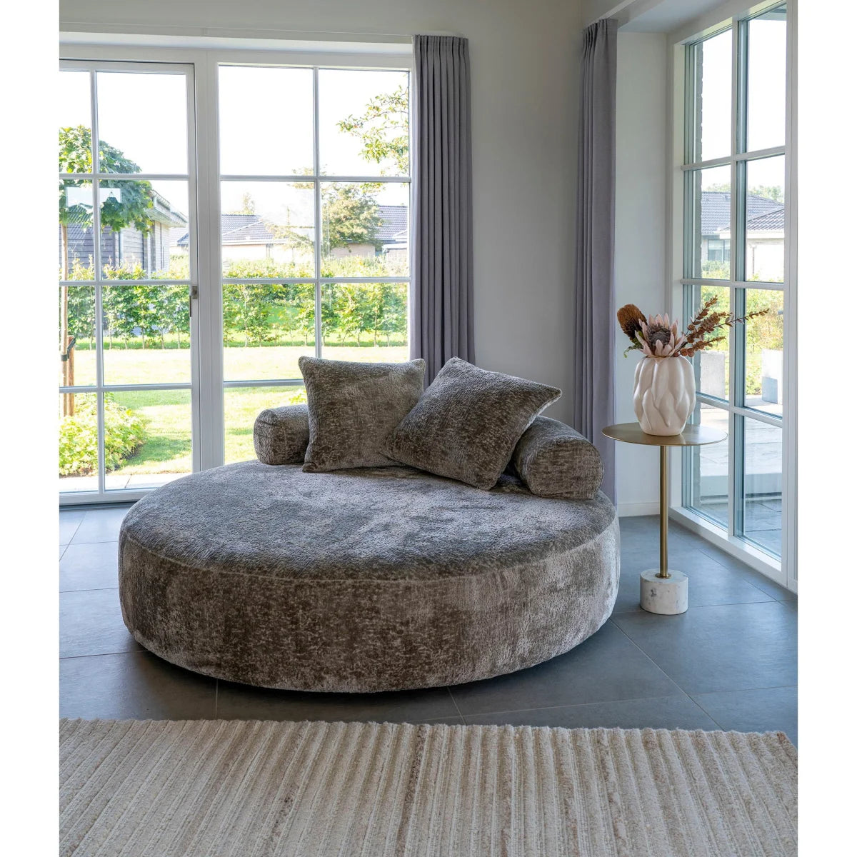Canapé circulaire en velours gris moelleux avec coussins assortis