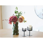 Vase en céramique vert olive mat H25 cm avec bouquet d’hortensias roses et pêches et eucalyptus