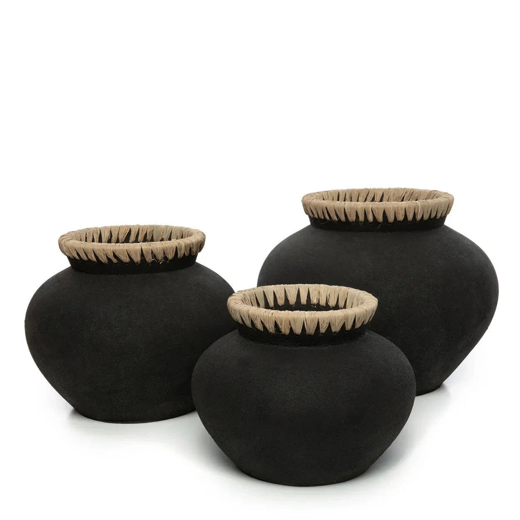 Vase décoratif noir en terre cuite avec trois pots en céramique noire et rebords texturés