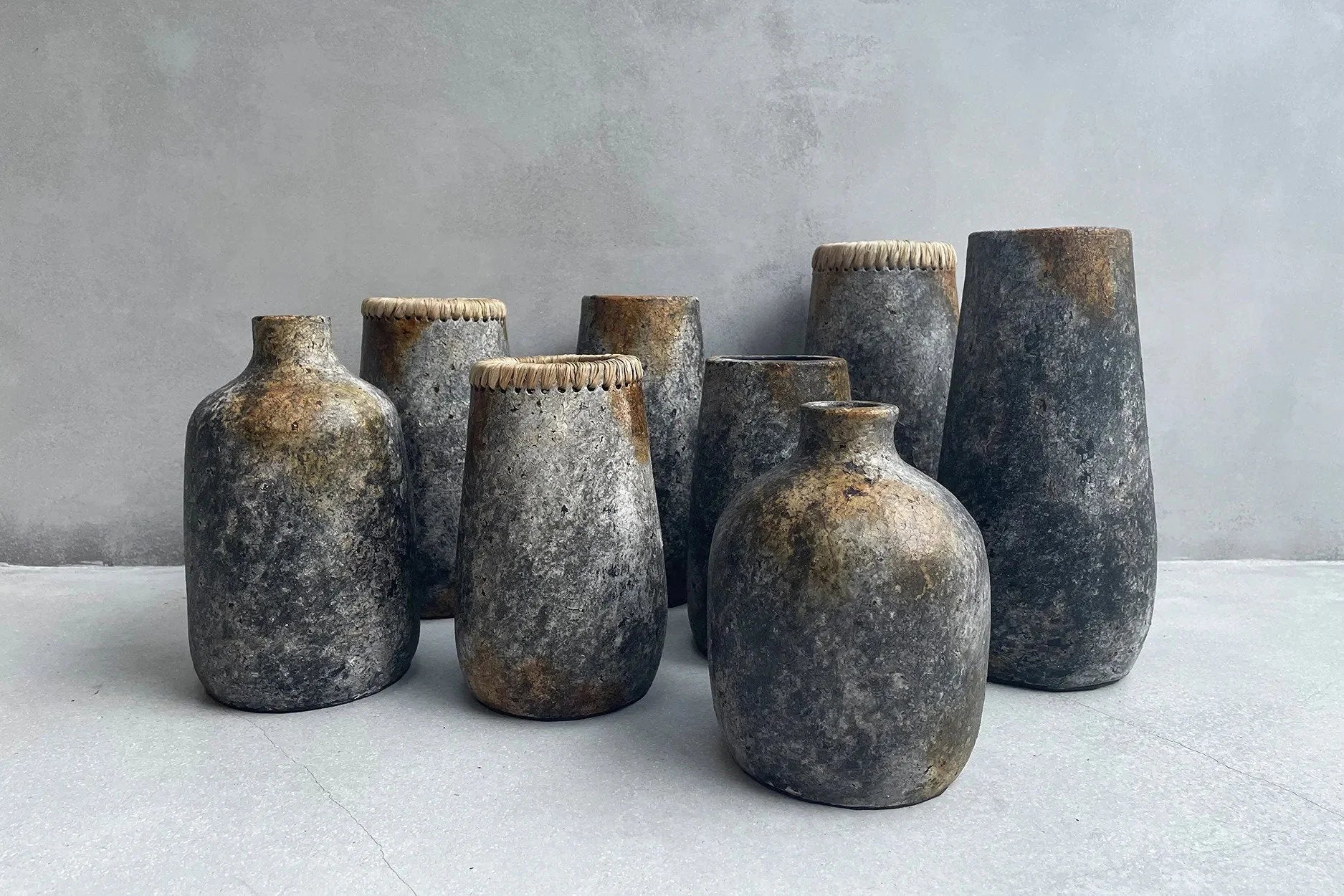 Vase décoratif en terracotta gris patiné col tressé – H22 cm