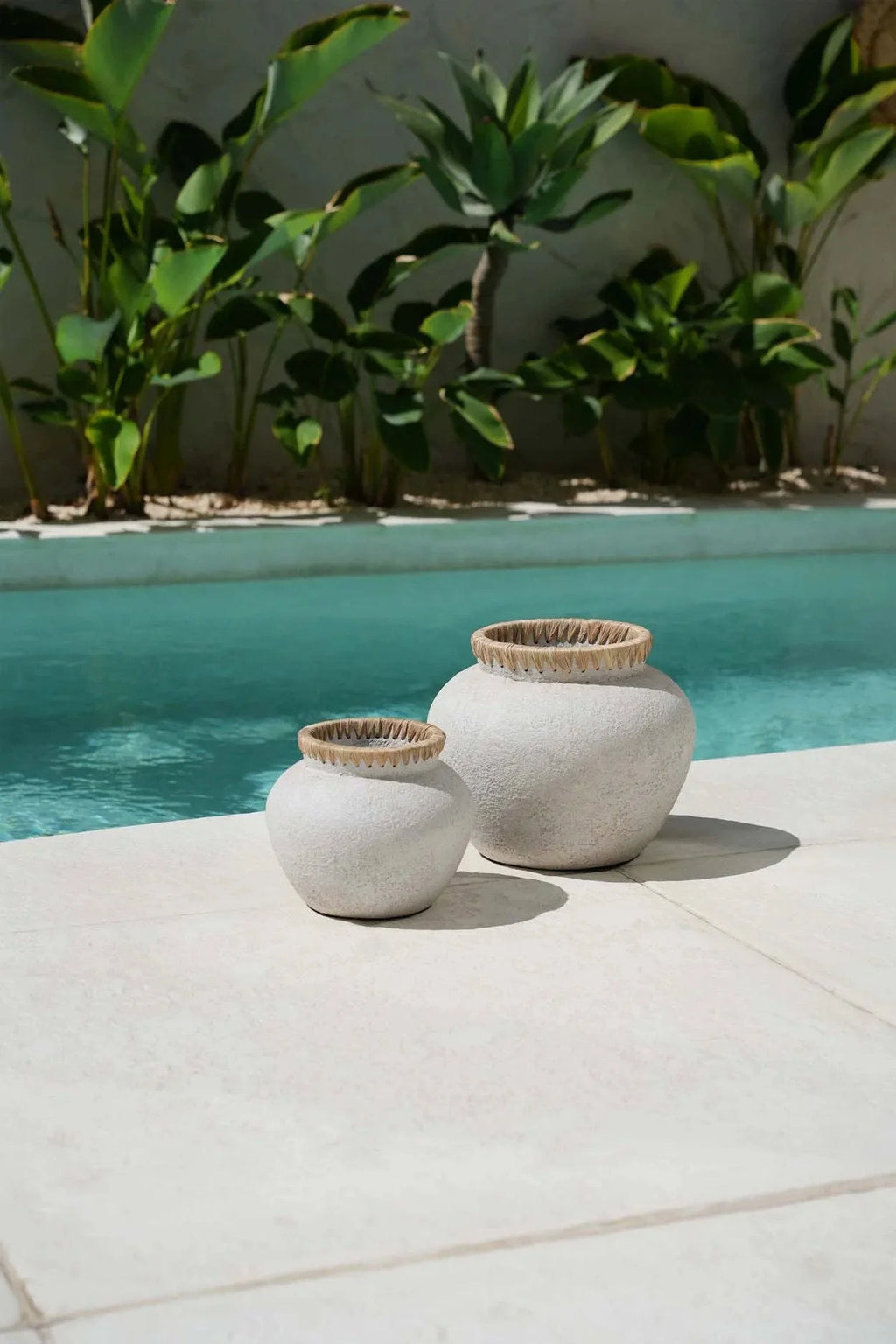 Vases décoratifs en terre cuite et raphia avec rims texturés, 19 cm, béton naturel