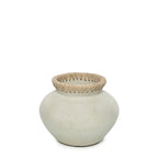 Vase décoratif en terre cuite et raphia 19 cm avec pot blanc en céramique et rattan