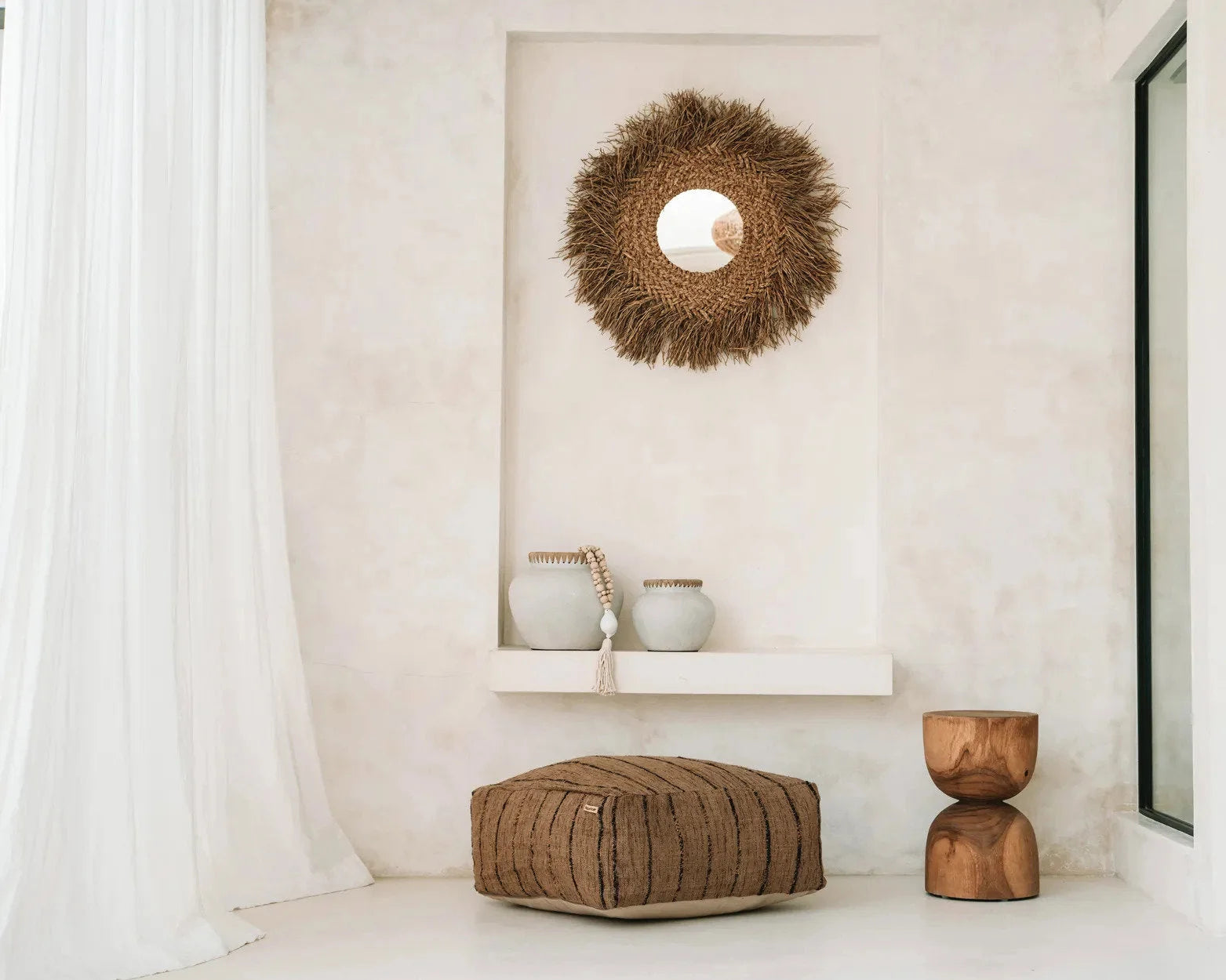 Miroir rond décoratif avec frange en fibre naturelle, design en terre cuite et raphia