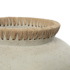 Vase décoratif en terre cuite et raphia naturel, 19 cm, texture, design élégant
