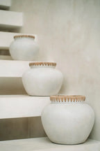 Trois pots en céramique blanche avec rebord festonné pour décoration en terre cuite