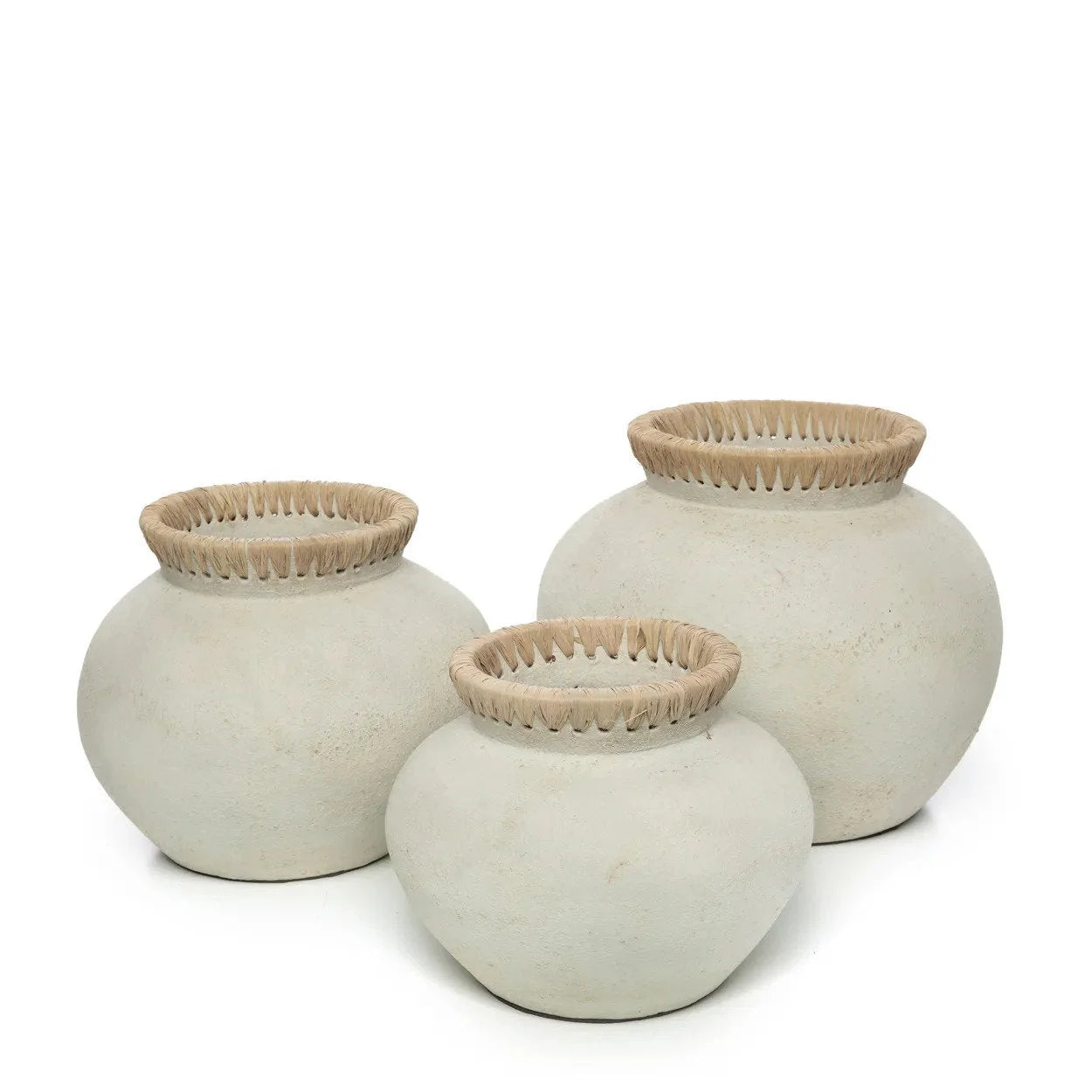 Trois pots décoratifs ronds en terre cuite et raphia avec textures naturelles